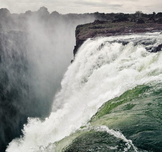 Foto av ett kraftfullt vattenfall